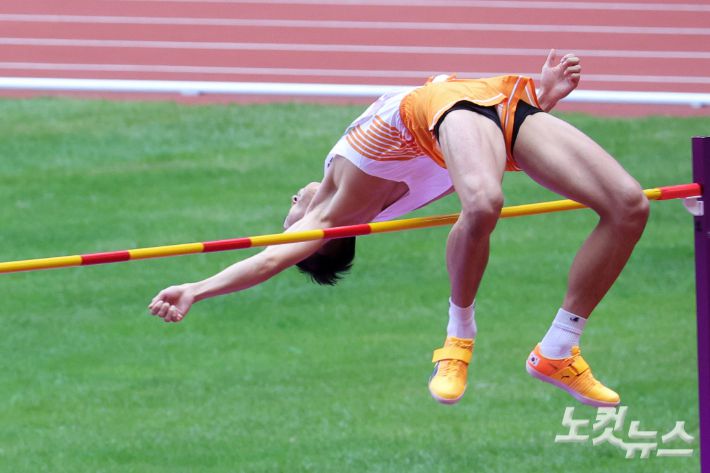 남자 높이뛰기 '간판' 우상혁이 2일 오전 중국 항저우 스포츠 센터 스타디움에서 열린 '2022 항저우 아시안게임' 높이뛰기 B조 예선에서 2m 15를 1차 시기에 뛰어넘어 결선 진출을 확정짓고 있다. 남자 높이뛰기 결선은 오는 4일 열린다. 항저우(중국)=황진환 기자