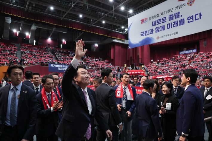 윤석열 대통령이 4일 서울 송파구 올림픽공원 올림픽홀에서 열린 재향군인회 창설 제71주년 기념식 및 전국 읍·면·동회장 총력안보 결의대회에서 참석자들에게 손들어 인사하고 있다. 연합뉴스