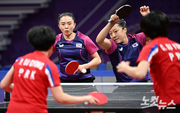 탁구 국가대표 신유빈-전지희 조가 2일 중국 항저우 궁수 캐널 스포츠파크 체육관에서 열린 '2022 항저우 아시안게임' 탁구 여자 복식 결승전에서 북한 차수영-박수경 조와 경기를 갖고 있다. 항저우(중국)=황진환 기자
