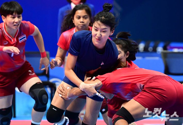 2일 중국 저장성 항저우샤오산스포츠센터에서 열린 대한민국과 태국의 카바디 여자 조별리그 A조 1경기에서 우희준이 공격을 하고 있다. 항저우(중국)=황진환 기자