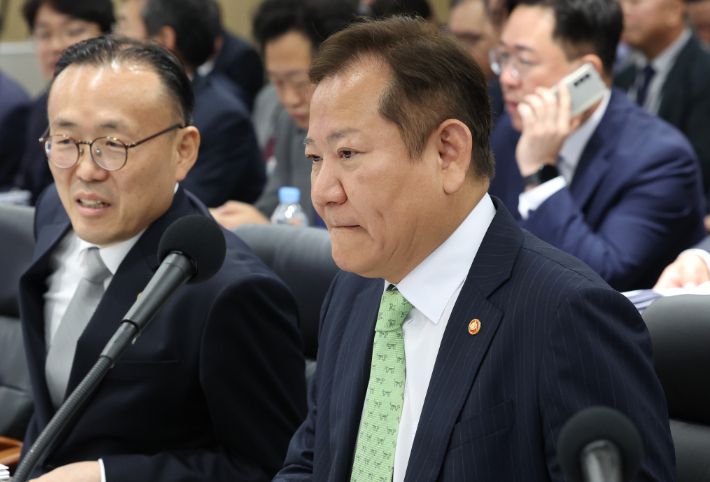 이상민 행정안전부 장관이 10일 오전 세종시 정부세종청사에서 열린 국회 행정안전위원회의 행정안전부, 인사혁신처 등의 국정감사에서 이한경 행정안전부 재난안전관리본부장(왼쪽)의 이야기를 듣고 있다. 연합뉴스