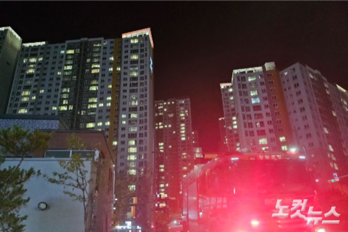 21일 오후 7시쯤 총기 소지 신고가 접수된 강원 원주시의 한 아파트 단지 앞 지구대 앞에 경찰과 소방력이 배치됐다. 독자 제공