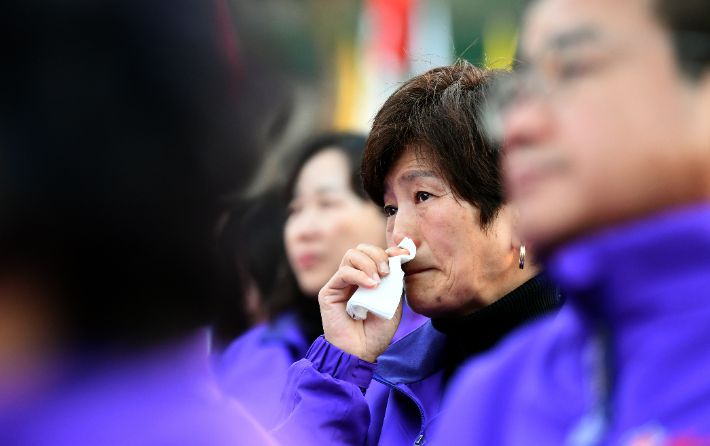 29일 오후 서울 중구 서울광장에서 열린 이태원 참사 1주기 시민추모대회에서 유가족들이 눈물을 보이고 있다. 연합뉴스