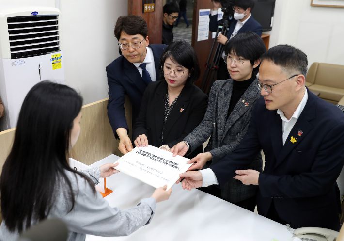 강성희 진보당 의원, 용혜인 기본소득당 상임대표, 장혜영 정의당 의원, 박주민 더불어민주당 의원이 20일 오후 서울 여의도 국회 의안과에서 10.29이태원참사 피해자 권리보장과 진상 규명 및 재발방지를 위한 특별법안 접수를 하고 있다. 윤창원 기자