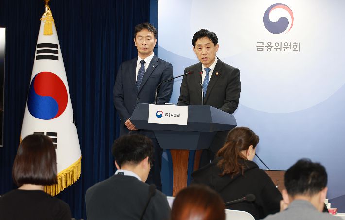 김주현 금융위원장이 5일 오후 서울 종로구 정부서울청사 합동브리핑실에서 이복현 금융감독원장과 오는 6일부터 24년 상반기(24년 6월말)까지 '국내 증시 전체 종목에 대한 공매도 전면 금지' 관련 브리핑을 하고 있다. 사진 금융위원회 제공.