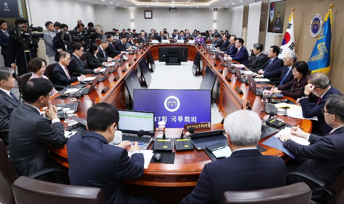 윤석열 대통령이 14일 서울 용산 대통령실 청사에서 국무회의를 주재하고 있다. 연합뉴스