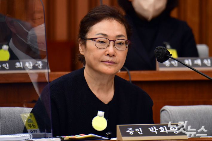 지난 1월 6일 서울 여의도 국회에서 열린 용산 이태원 참사 진상규명과 재발방지를 위한 국정조사 2차 청문회에 증인으로 출석한 박희영 용산구청장이 의원 질의를 받고 있다. 윤창원 기자