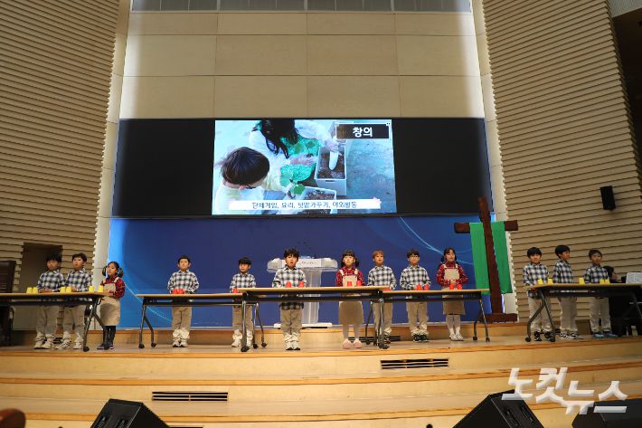 포항장성교회 방과후 학교인 'BOK스툴'학생들이 특송을 하고 있다. 유상원 아나운서