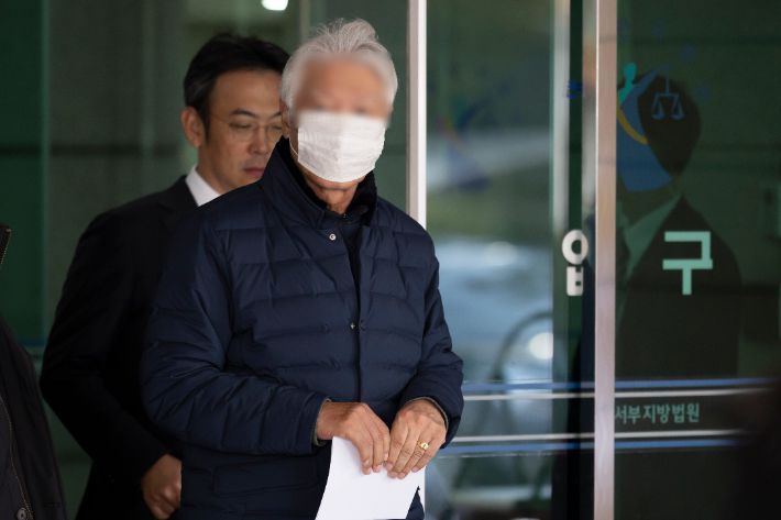 이태원 참사가 일어난 호텔 주변에 불법 구조물을 세우고 도로를 허가없이 점용한 혐의로 불구속 기소된 해밀톤호텔 대표 이모 씨가 29일 오전 선고 공판을 마친 후 서울서부지방법원을 나서고 있다. 연합뉴스