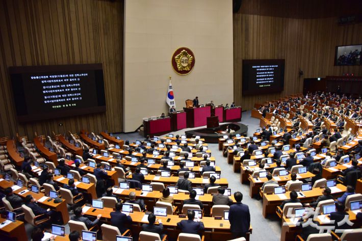 30일 서울 여의도 국회에서 제410회 국회(정기회) 제12차 본회의가 열리고 있다. 윤창원 기자