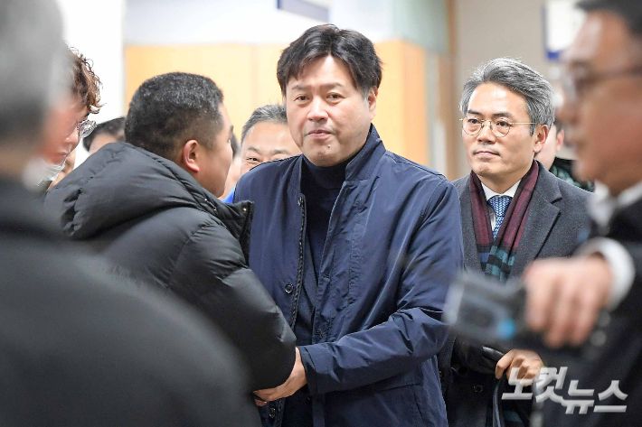 대장동 민간 개발업자로부터 불법 선거자금과 뇌물 등을 받은 혐의로 재판에 넘겨진 김용 전 민주연구원 부원장이 30일 서울 서초구 서울중앙지방법원에서 열린 1심 선고 공판에 출석하며 지인들과 인사하고 있다. 박종민 기자