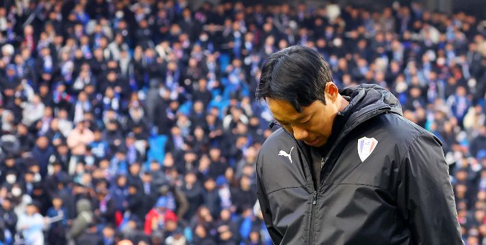 고개 숙인 염기훈 감독대행. 연합뉴스