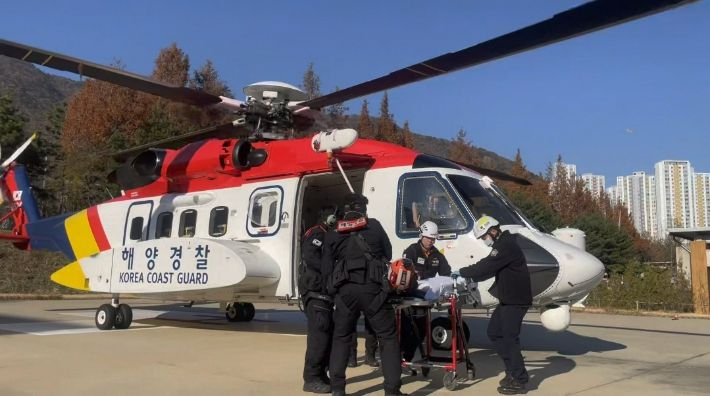 남해지방해양경찰청이 2일 오후 해상에서 발생한 응급 환자를 헬기로 이송해 병원으로 이동하는 모습. 남해지방해양경찰청 제공
