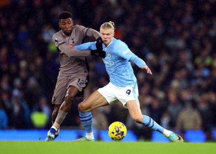 경합 벌이는 홀란. 연합뉴스