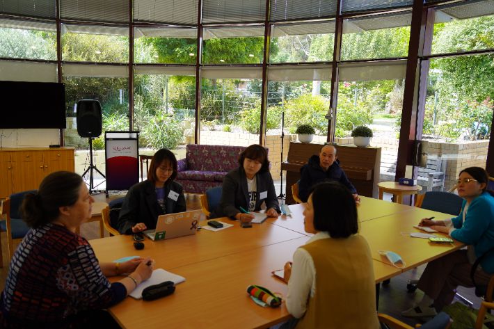 안젤리카는 왕립위원회 권고에 따른 입법적 변화에 대한 적응에 우려를 표하면서도, 커크브레(Kirkbrae)의 돌봄서비스는 '탁월하다(excellent)'고 자평했다. 보건복지부 공동취재단