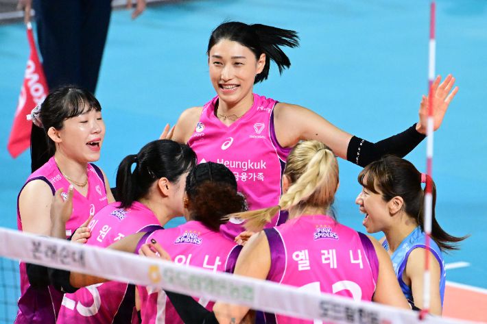 미소 지은 김연경. 한국배구연맹
