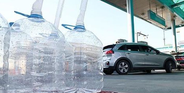 최근 중국 세관이 한국으로의 요소 수출 통관을 돌연 보류한 가운데 4일 경기도 고양시의 한 주유소에 사용 후 비어있는 요소수 통이 놓여있다. 연합뉴스