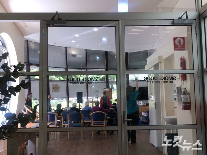 한국팀이 시설을 막 떠나려 할 때 메인홀에서는 근처 학교 교사·학생들에 의한 마술 공연이 한창이었다. 현지 관계자는 "특별히 봉사라 할 것도 없이 여기서는 워낙 흔한 일"이라고 말했다. '함께' 돌보는 공동체(Caring Community)의 의미를 어렴풋이 느낄 수 있었다. 이은지 기자