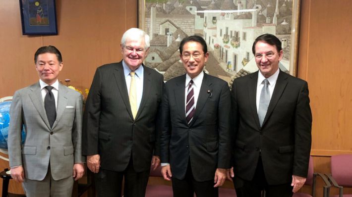 일본 아사히 신문이 공개한 기시다 총리의 뉴트 깅리치 전 미국 하원의원, 통일교 유관 단체 천주평화연합(UPF) 간부 회동 사진. 아사히 디지털 신문 캡처