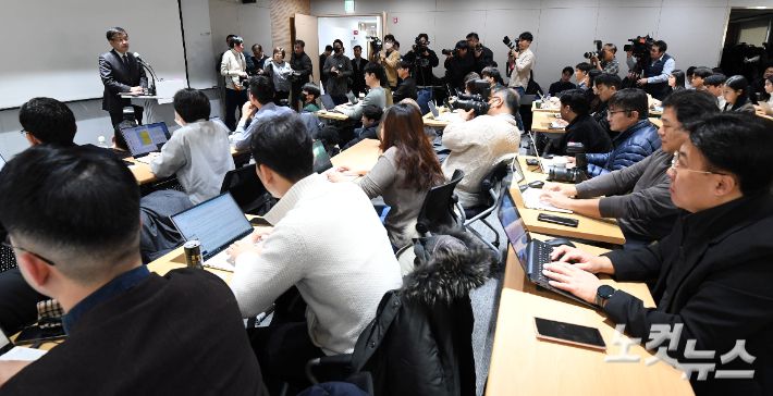 최상목 경제부총리 겸 기획재정부 장관 후보자가 5일 오전 서울 중구 서민금융진흥원에서 기자간담회을 갖고 취재진의 질문에 답하고 있다. 황진환 기자