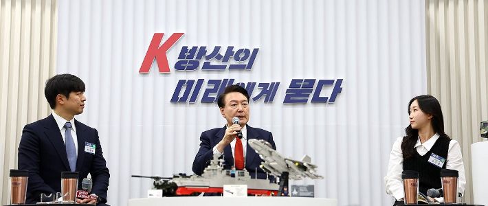 윤석열 대통령이 7일 경기 성남 분당구 LIG넥스원에서 열린 청년 방위산업인 간담회에서 발언하고 있다. 연합뉴스