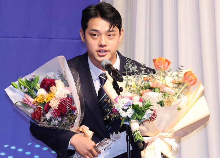 2023 뉴트리디데이 일구상 시상식에서 문동주(한화 이글스)가 신인상을 받은 뒤 수상 소감을 밝히고 있다. 연합뉴스