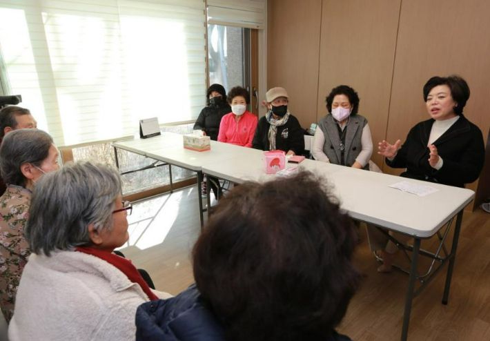 경로당 찾은 신계용 과천시장. 과천시청 제공