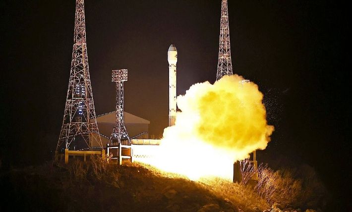 조선중앙TV가 보도한 군사정찰위성 '만리경 1호'의 발사 장면. 연합뉴스