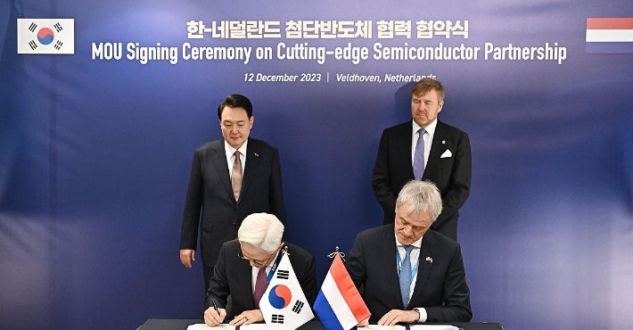 경계현 삼성전자 사장과 피터 베닝크 ASML 최고경영자(CEO)가 12일(현지시간) 네덜란드 벨트호벤 소재 ASML 본사에서 차세대 반도체 제조기술 R&D센터 설립 양해각서(MOU)를 체결하고 있다. 이 체결식에는 네덜란드를 국빈 방문 중인 윤석열 대통령과 빌럼-알렉산더르 네덜란드 국왕도 배석했다. 연합뉴스