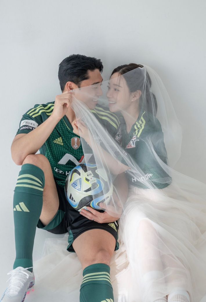 이동준과 예비 신부 박연정 씨. 전북 현대 제공