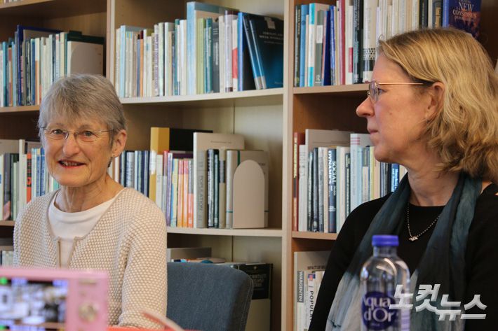 스톡홀름대학교의 게르다 네이어(Gerda Neyer) 사회학과 연구원(왼쪽)·앤 조피 뒤벤더(Ann-Zofie Duvander) 사회학과 교수(오른쪽). 박기묵 기자