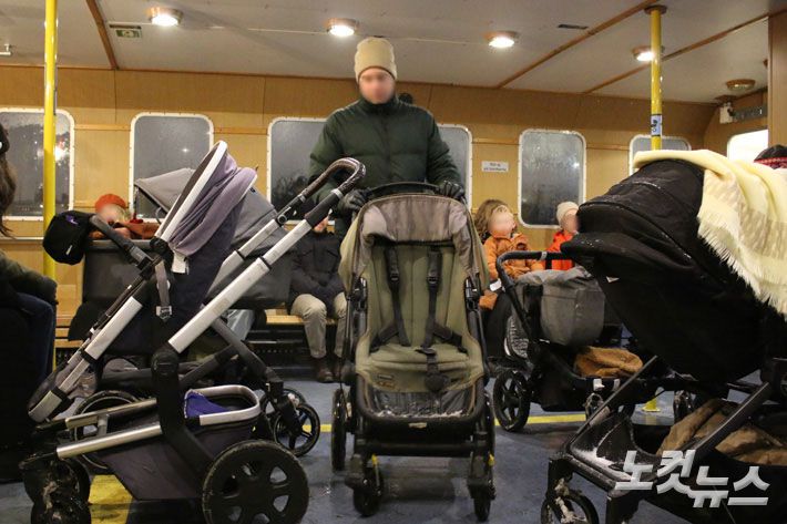 스웨덴에선 유모차를 대동하면 대중교통을 무료로 이용할 수 있다. 강지윤 기자