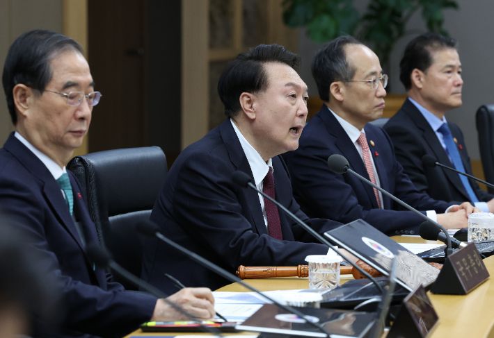 윤석열 대통령이 26일 세종시 정부세종청사에서 열린 제55회 국무회의에서 발언하고 있다. 연합뉴스