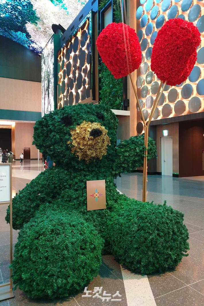 곰돌이 모형 주변은 방문객들의 단골 사진 촬영 장소였다. 김수정 기자