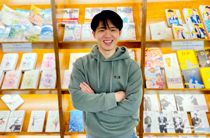 웹툰 '불멸의 투귀' 옥한돌 작가와 노컷뉴스가 인터뷰하고 있다. 김민수 기자