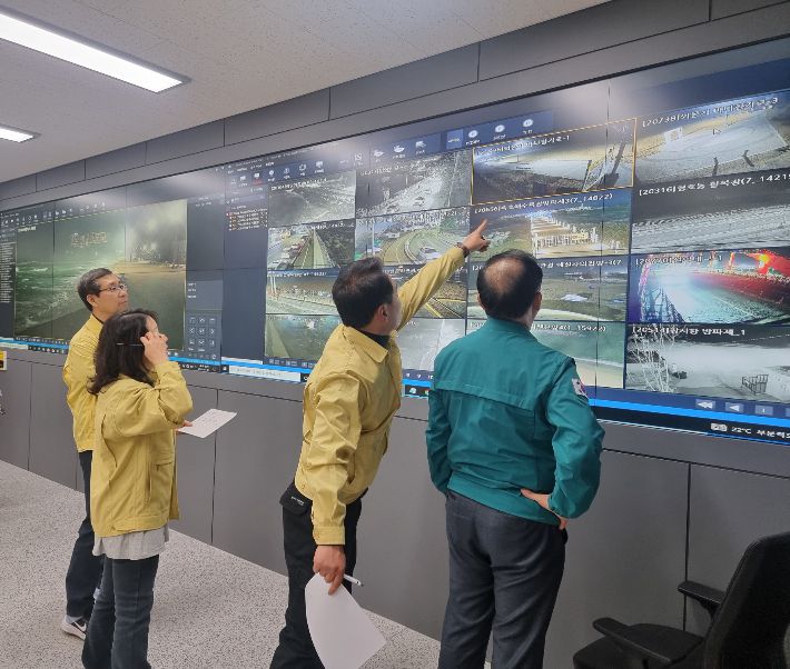 속초시재난안전대책본부(본부장 이병선 시장)은 지난 1일 오후 5시 30분 상황판단회의를 거쳐 각 항포구에 대한 긴급 안전대책을 주문하고 비상대응체제 가동에 들어갔다. 속초시 제공