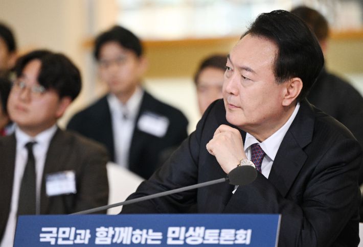 민생토론회 참석자 발언 듣는 윤석열 대통령. 대통령실 제공