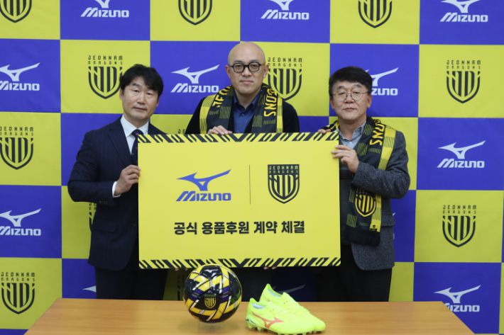 공식의류용품 후원협약을 맺고 기념사진을 촬영중인 타나카 테츠야 한국미즈노 대표이사(가운데), 김규홍 전남 드래곤스 대표이사(우측)와 이장관 전남 드래곤스 감독. 미즈노 제공