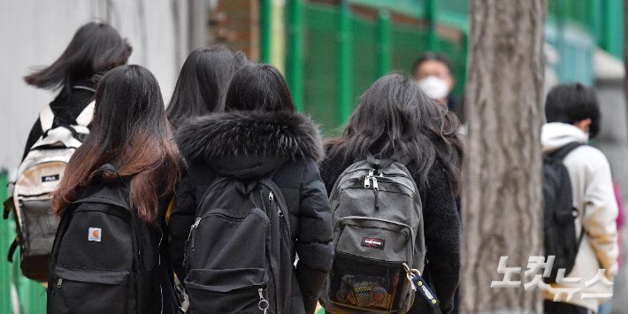 등교하는 학생들. 기사와 직접적 관련 없는 사진. 박종민 기자