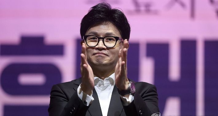 한동훈 국민의힘 비상대책위원장이 지난 10일 경남 창원시 성산구 창원컨벤션센터에서 열린 '국민의힘 경남도당 신년 인사회'에 참석해 신년사 하며 손뼉 치고 있다. 연합뉴스