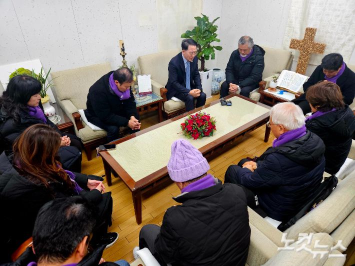 이태원참사 유가족들이 17일 오후 서울 종로구 한국기독교회관에 위치한 한국기독교교회협의회를 방문했다. 교회협의회 김종생 총무가 유가족들을 위해 기도하고 있다.