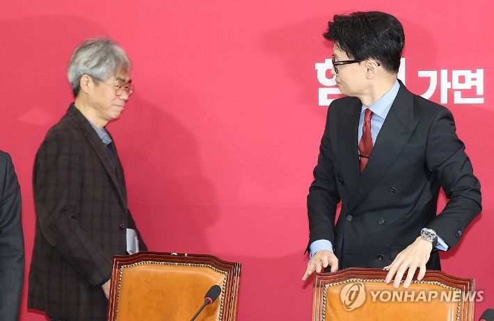 (서울=연합뉴스) 한상균 기자 = 국민의힘 한동훈 비상대책위원장이 18일 국회에서 열린 비대위 회의에 참석하고 있다. 왼쪽은 김경율 위원. 2024.1.18 xyz@yna.co.kr 연합뉴스