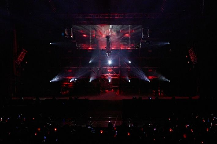 태민은 지난달 인스파이어 아레나에서 연 솔로 단독 콘서트 '메타모프'에서 360도 상하 반전 회전 구조물을 통해 거꾸로 서 있는 듯한 퍼포먼스를 보여줬다. SM엔터테인먼트 제공