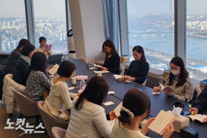 또, 디트리히 본 회퍼와 존 스토트 등 유명 신학자들의 저서를 오디오 북으로 제작해 함께 읽는 '저스트 쇼업(JSU)' 북클럽 활동도 진행하고 있다. 공동체 성경읽기 모임 이후 참가들이 디트리히 본회퍼의 '시편의 이해'를 함께 읽고 있다.