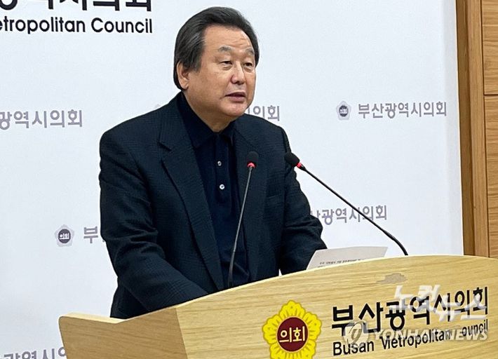 (부산=연합뉴스) 오수희 기자 = 국민의힘 전신인 새누리당 대표를 지낸 김무성 전 의원이 15일 부산시의회에서 제22대 총선 출마 선언을 하고 있다. 2024.1.15 handbrother@yna.co.kr 연합뉴스