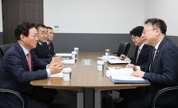 박완수 경남지사(좌)가 조규홍 보건복지부 장관을 만나 의대 정원 확대 등을 건의했다. 경남도청 제공