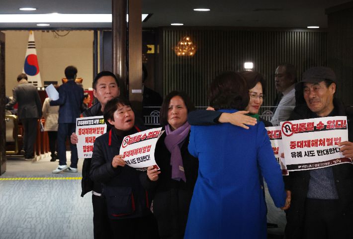 더불어민주당 이수진 의원이 1일 국회에서 열리는 의원총회에 입장하다 중대재해처벌법 유예 반대 피케팅을 하고 있는 정의당과 노동계 관계자들과 인사하고 있다. 연합뉴스