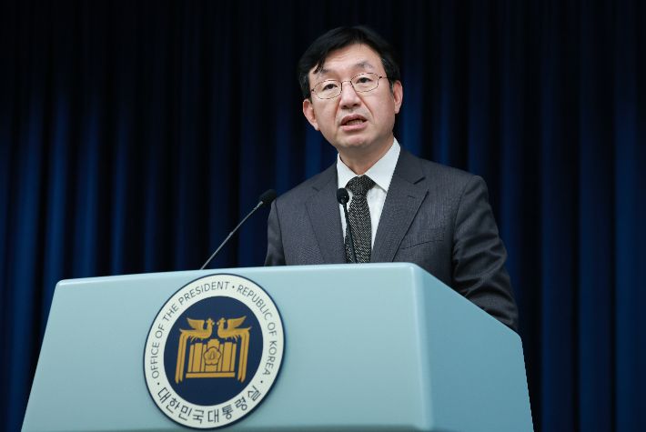 성태윤 대통령실 정책실장이 8일 오후 서울 용산 대통령실 청사에서 의대 증원 관련 브리핑을 하고 있다. 연합뉴스