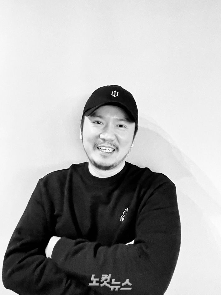 '명작크루' 리더이자 웹툰 '마법사랑해' 스토리 작가인 명랑작가. 김민수 기자