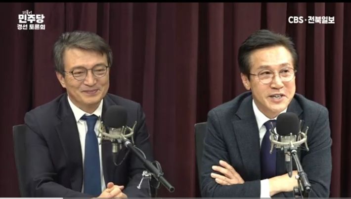 14일 열린 '선택 2024 강대강, 민주당 총선 경선토론회' 군산 선거구 편에서 김의겸 예비후보와 신영대 예비후보(왼쪽부터)가 토론하고 있다. 전북CBS 유튜브 캡처